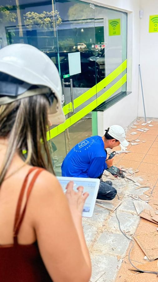 Engenheira acompanhando execução de serviço em campo